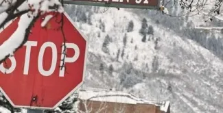 lo Stop sign snow