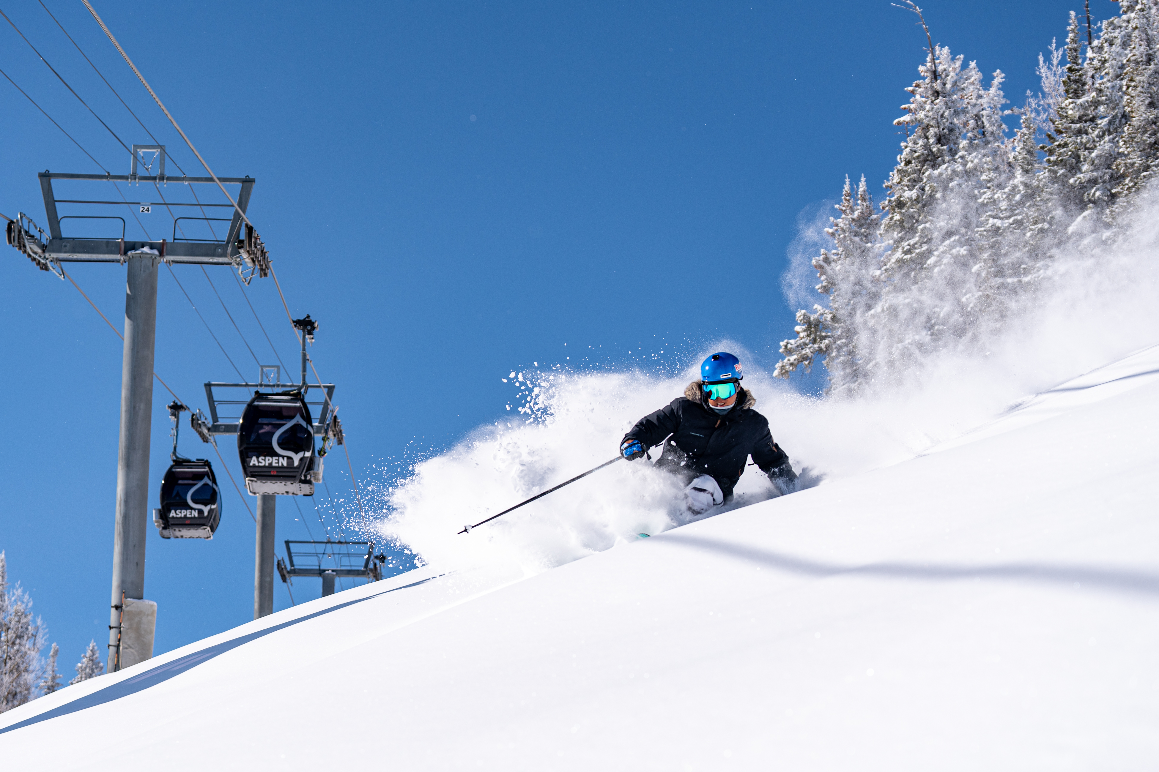 Powder skiing in Aspen on a bright, sunny day