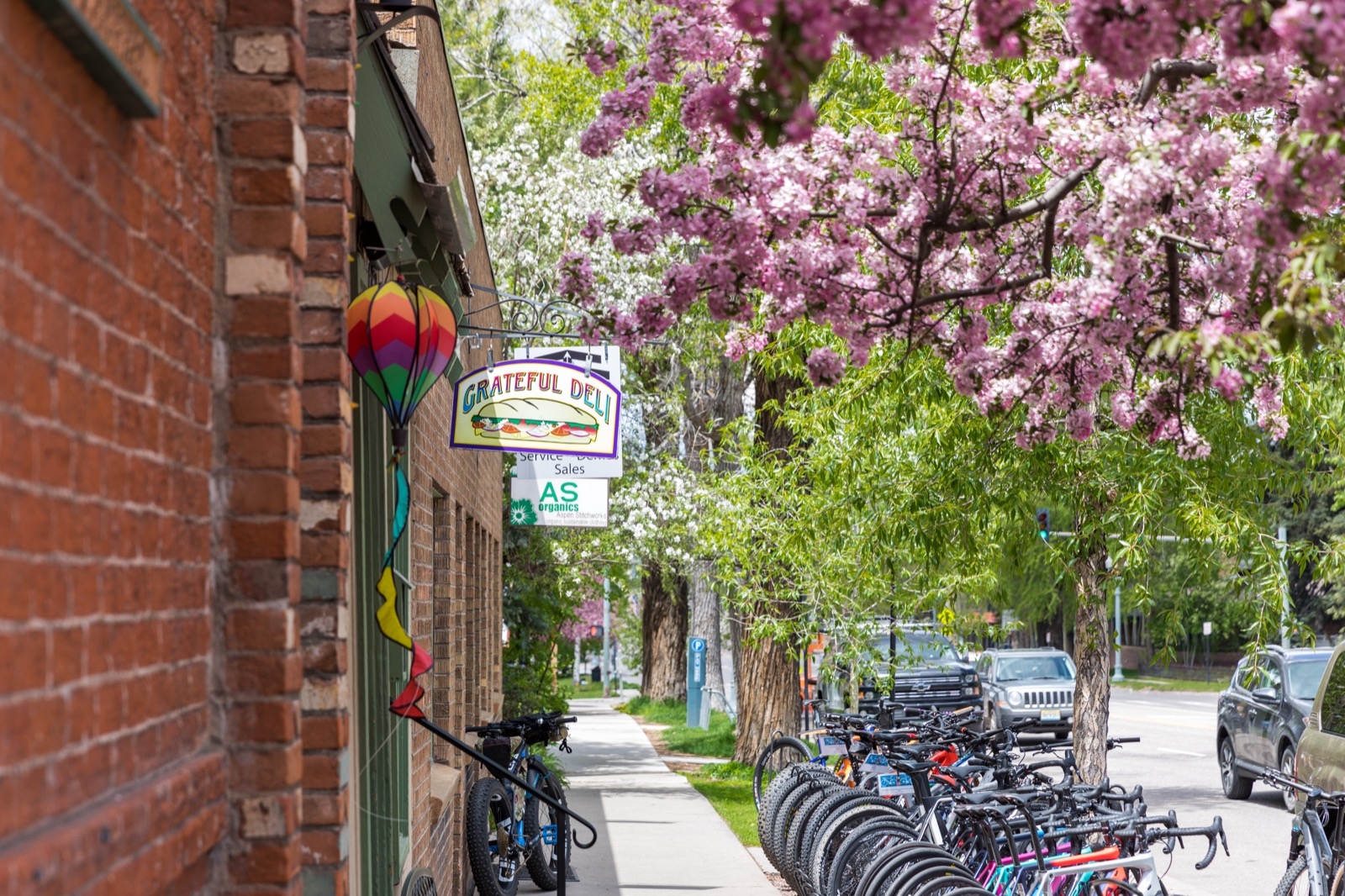 Spring shops and restaurants in Aspen